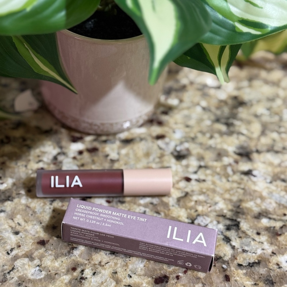 ILIA LIQUID POWDER MATTE EYE TINT 
COLOR BAROQUE (Burgundy)